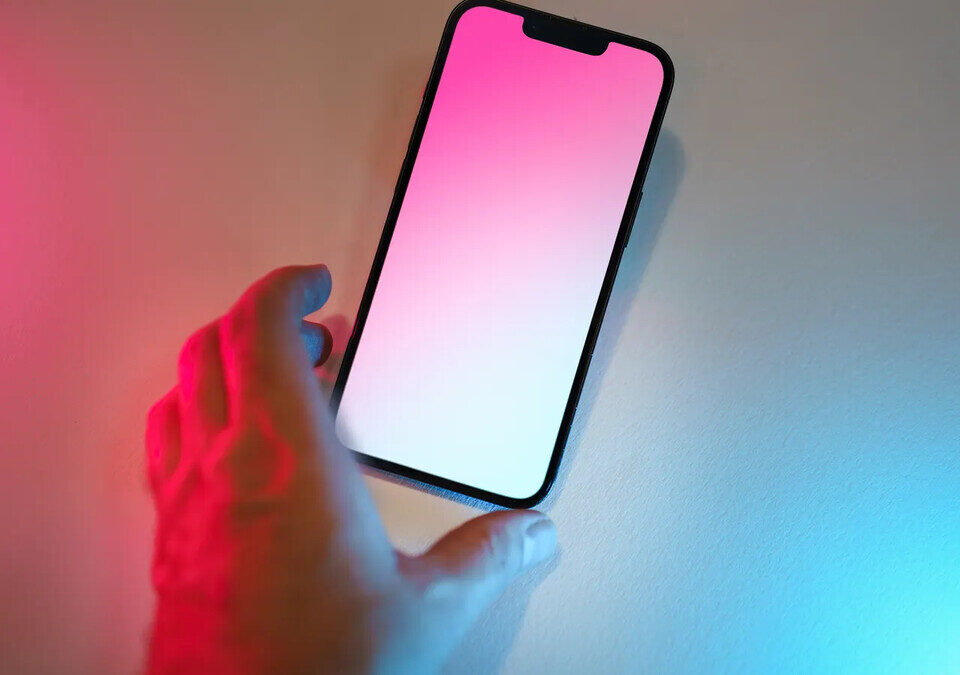 Biometria no chip será obrigatória? Veja prazos e direitos Pessoa segurando telefone celular
