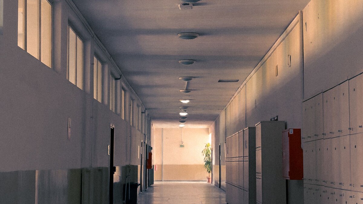 Corredor de escola vazio com armários dos dois lados