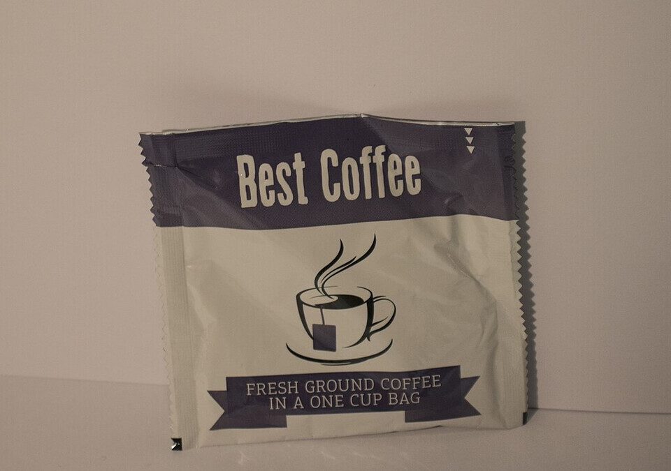Pacote de café moído em embalagem individual sobre mesa
