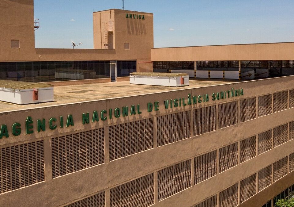 Comprou produto desviado em marketplace? Quem responde e como agir Fachada do prédio da Agência Nacional de Vigilância Sanitária, em Brasília