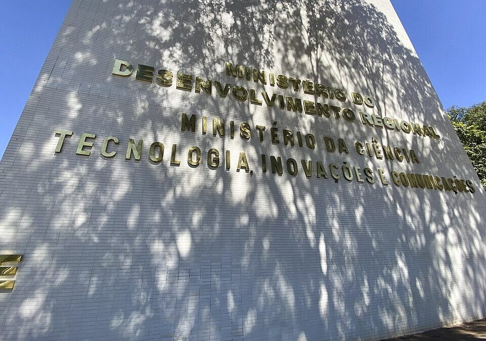 Fachada de prédio de ministério na Esplanada, em Brasília