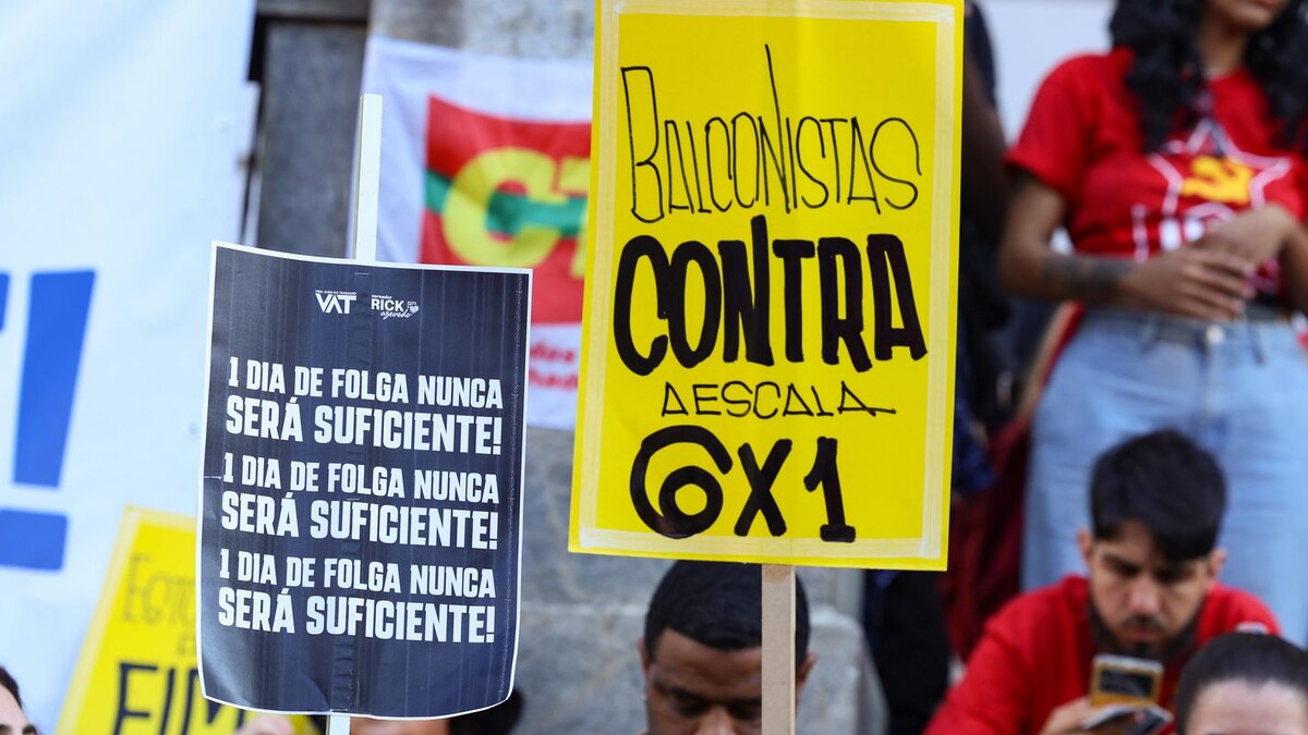 Fim da escala 6x1 aprovado: quando vale e o que muda no seu contrato Manifestantes em ato do Dia do Trabalhador no Rio de Janeiro com faixas contra a escala 6x1