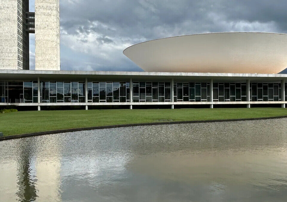 Flávio Bolsonaro perde a imunidade em 25 de outubro? Arquitetura do Congresso Nacional refletida na água