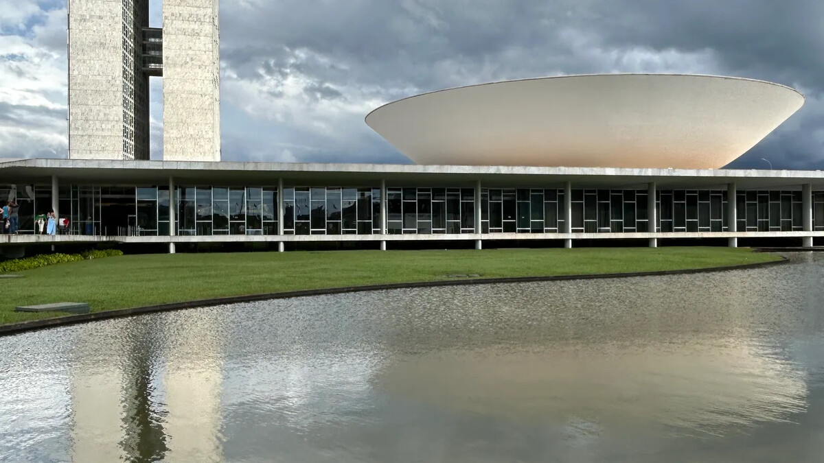 Arquitetura do Congresso Nacional refletida na água