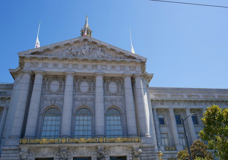 Fachada de prédio de prefeitura com colunas sob céu azul