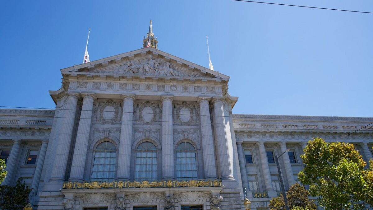 Fachada de prédio de prefeitura com colunas sob céu azul