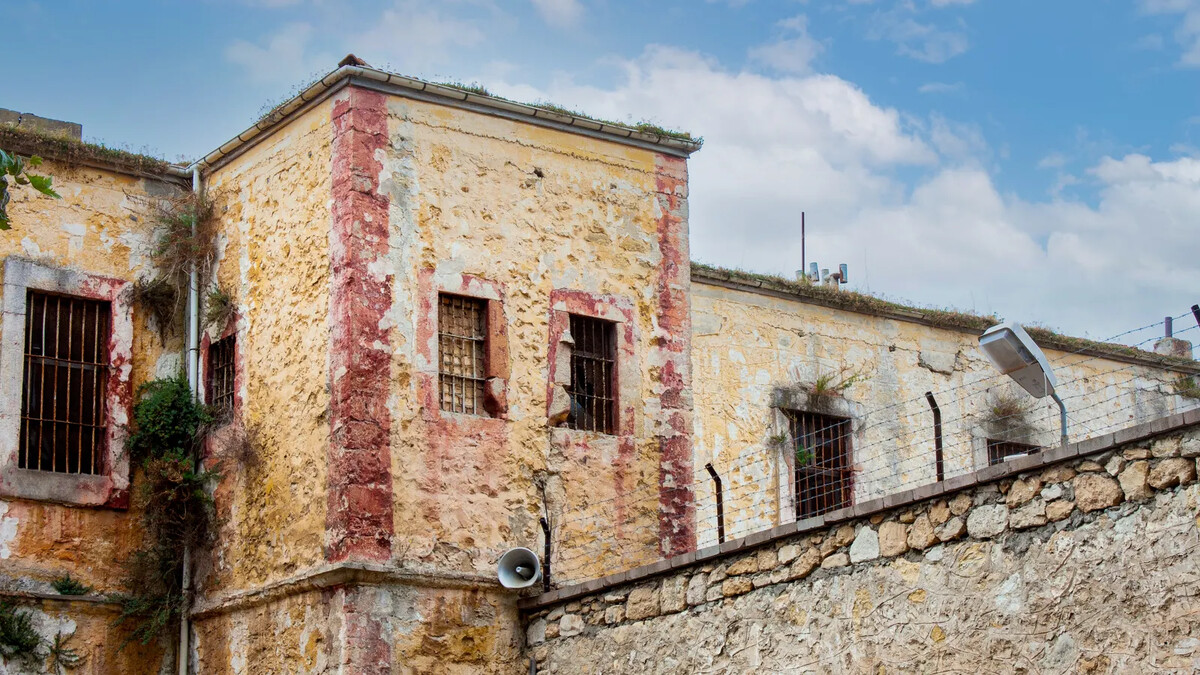 Prédio histórico de prisão com janelas gradeadas na Turquia