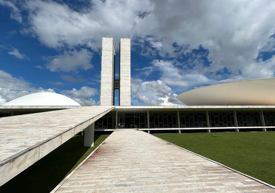 Congresso Nacional em Brasília visto sob céu claro