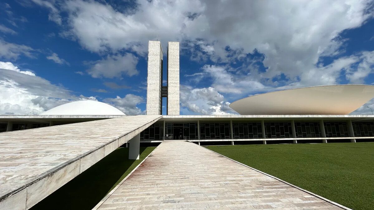 Congresso Nacional em Brasília visto sob céu claro