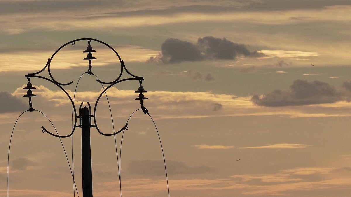 Torre de rede elétrica contra o céu ao entardecer