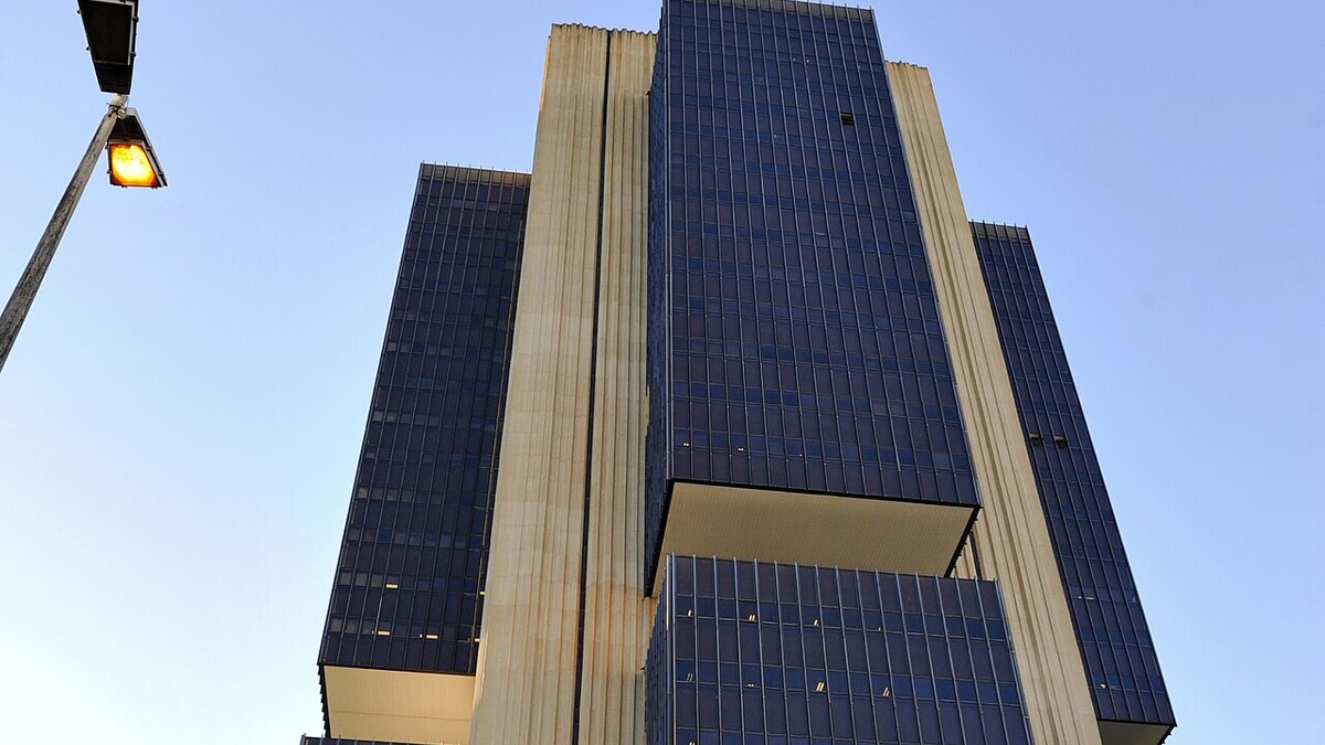 Fachada do edifício-sede do Banco Central do Brasil em Brasília contra o céu azul