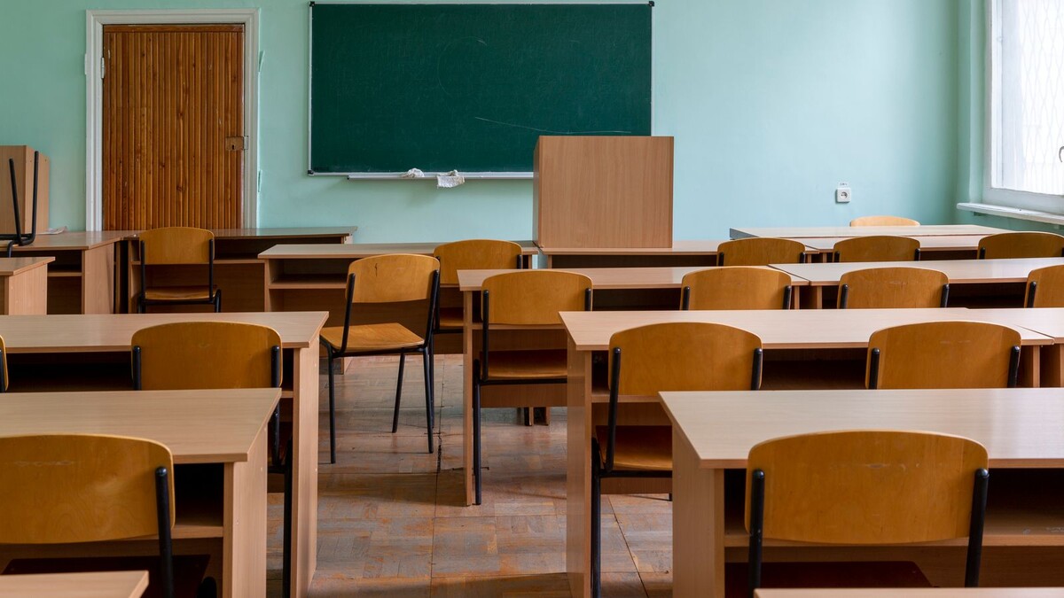 Saidinha de presos: quem ainda tem direito e como fica a de Natal 2026 Sala de aula vazia com carteiras de madeira e lousa verde