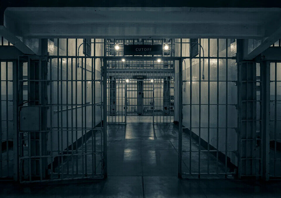 Corredor de prisão com grades de metal
