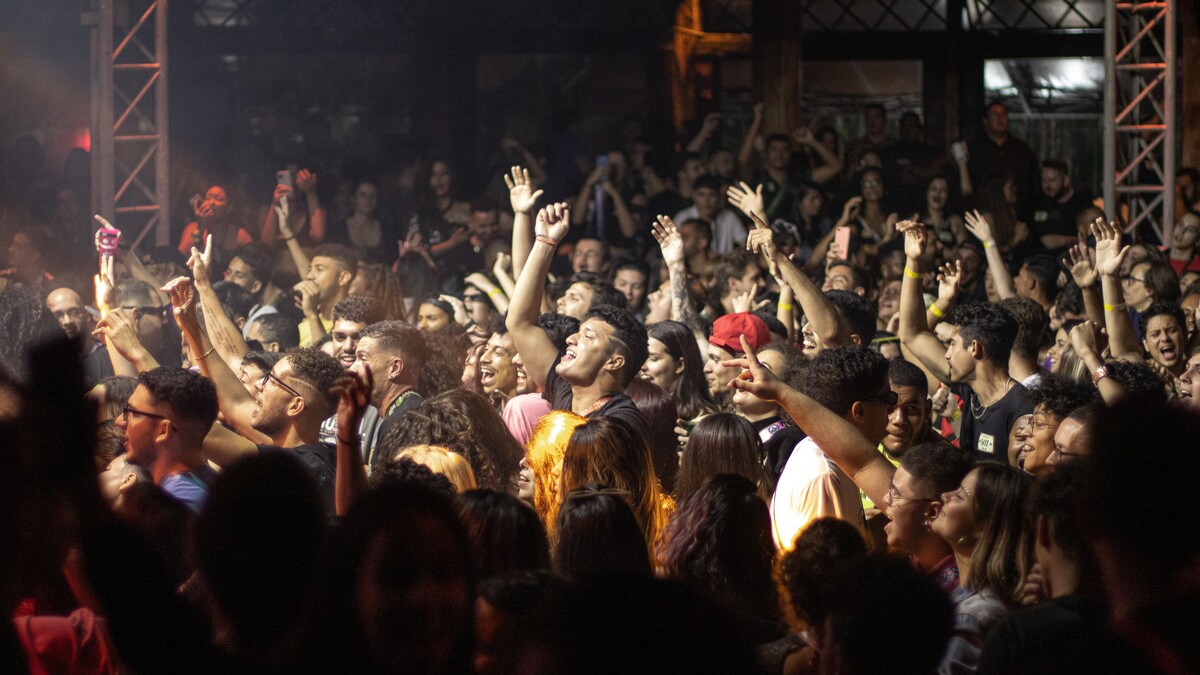 Senacon suspende revendas: o que fazer com ingresso já comprado Plateia reunida durante apresentação musical